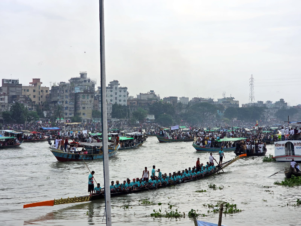 ঢাকার ৪১৬ বছর পূর্তিতে নৌকা বাইচে মুখরিত বুড়িগঙ্গা