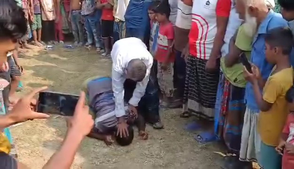 চুরির অভিযোগ, সালিস বৈঠকে যুবককে ২০ ফুট মাটিতে নাকে খত