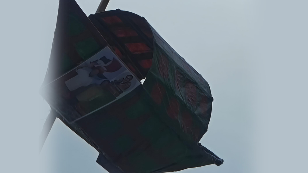 রাস্তার মোড়ে নৌকা টাঙিয়ে গ্রেপ্তার আ.লীগ কর্মী
