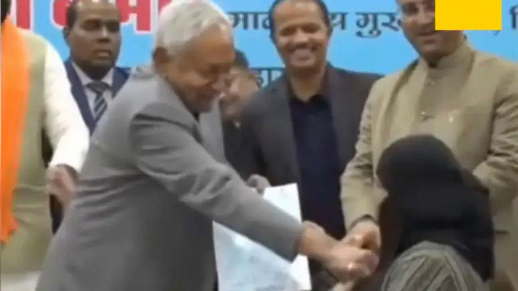 টান দিয়ে নারীর মুখের নেকাব সরিয়ে তোপের মুখে বিহারের মুখ্যমন্ত্রী নীতীশ কুমার