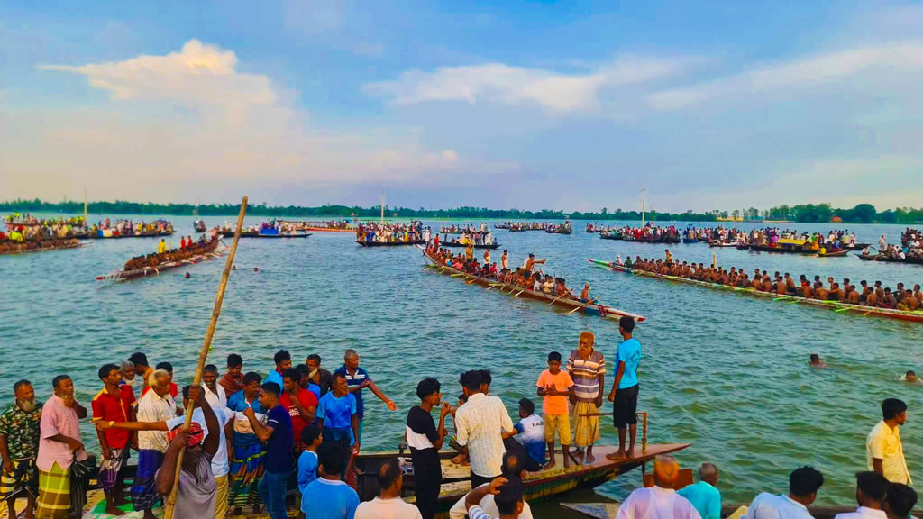 চলনবিলে ঐতিহ্যবাহী নৌকাবাইচ, উৎসবের আমেজ