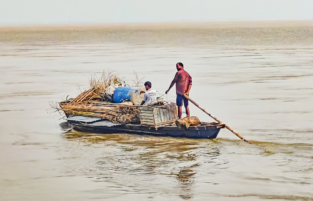 পদ্মায় বিলীন বসতভিটা, স্কুলে আশ্রয় বাবুলের