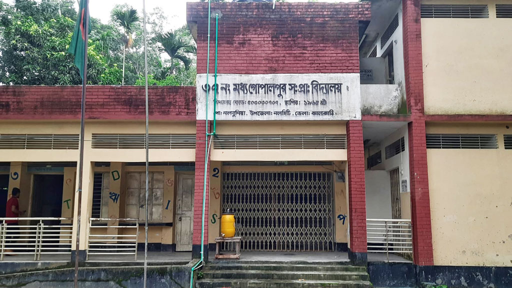 সাড়ে দশটায় আসেন শিক্ষক, দপ্তরির ব্যস্ততা বাড়ির কাজে