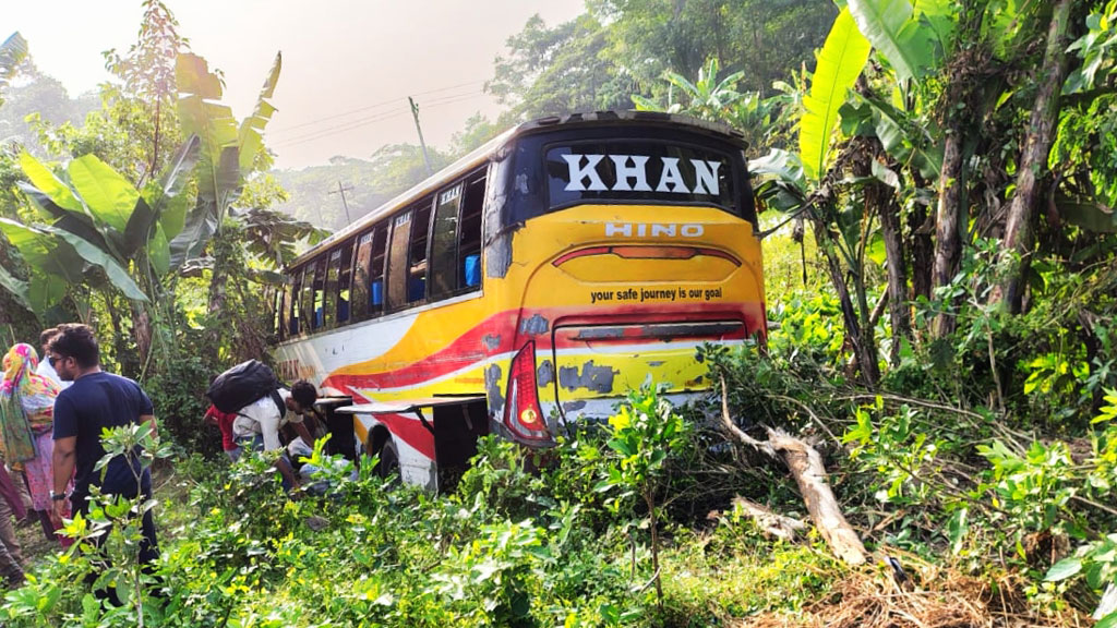 নলছিটিতে অটোরিকশায় ধাক্কা দিয়ে বাস খাদে, বিজিবি সদস্য নিহত
