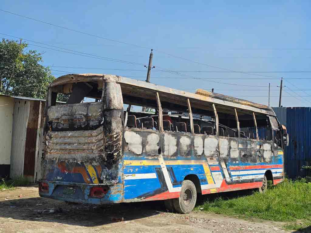 সিদ্ধিরগঞ্জে পার্কিং করা যাত্রীবাহী বাসে আগুন