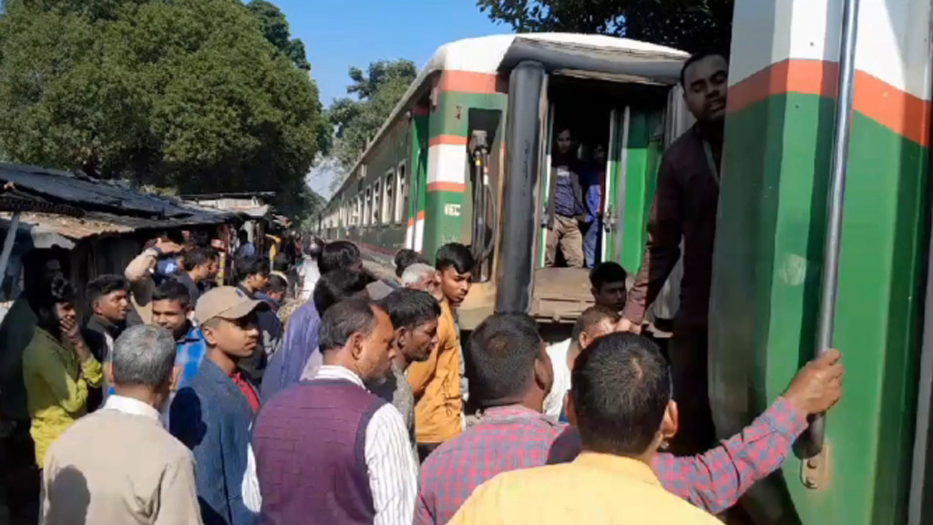 মাধবনগর রেলস্টেশনে বগি ফেলে গেল ট্রেন