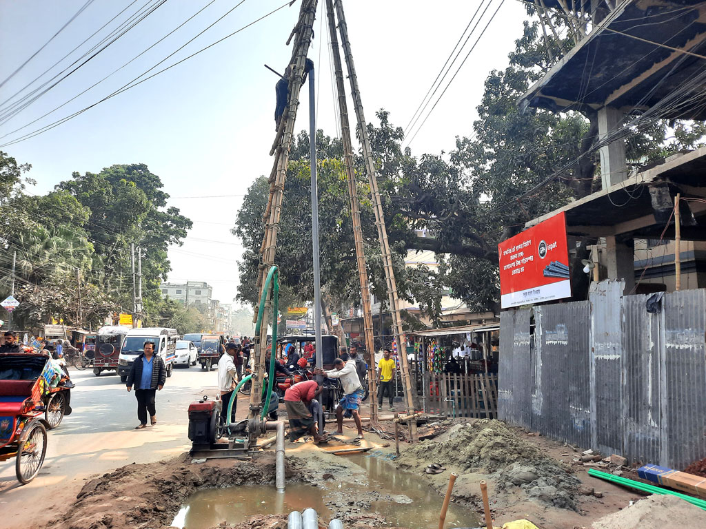 সড়কের জায়গায় বিএনপি নেতার গভীর নলকূপ স্থাপন