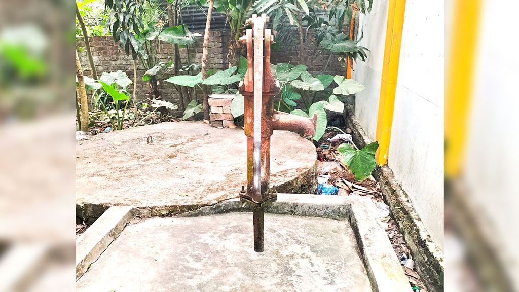 পটুয়াখালীর দুমকী: পানির স্তর নেমে গেছে তীব্র সংকটে মানুষ