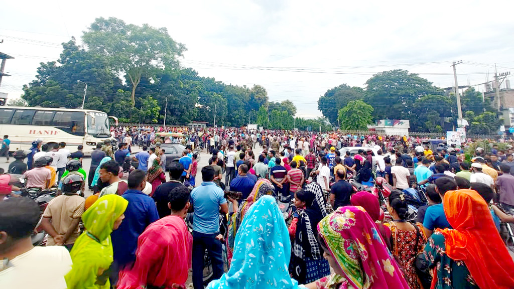 কোম্পানি বন্ধের ঘোষণায় শ্রমিকদের বিক্ষোভ, পুলিশের সঙ্গে সংঘর্ষে এক শ্রমিক নিহত