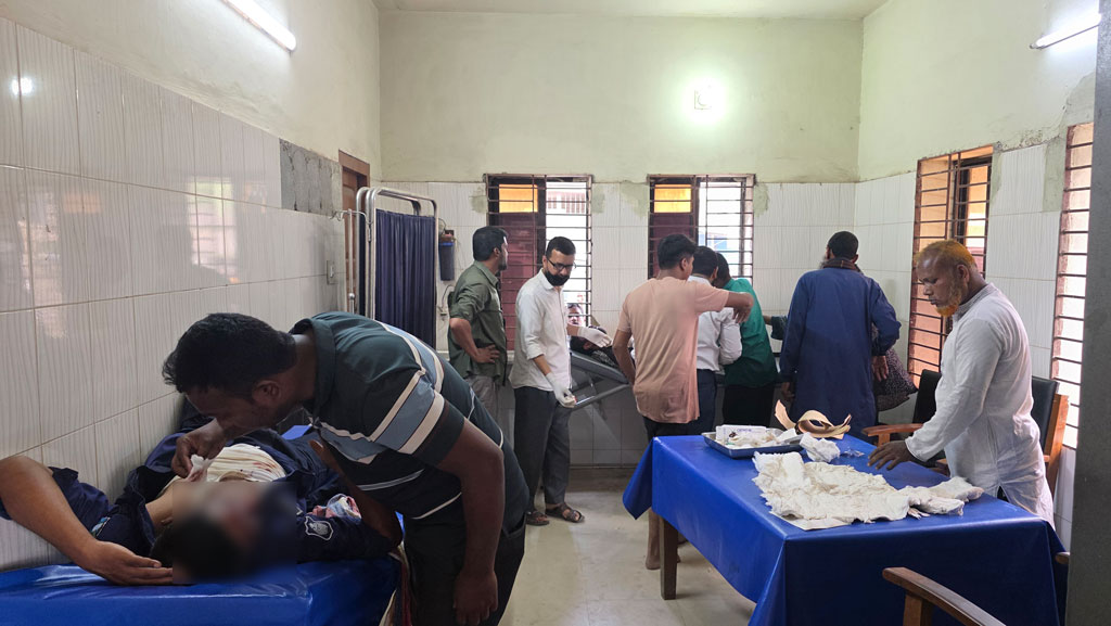 আহত পুলিশ সদস্যকে হাসপাতালে চিকিৎসা দেওয়া হচ্ছে। ছবি: আজকের পত্রিকা