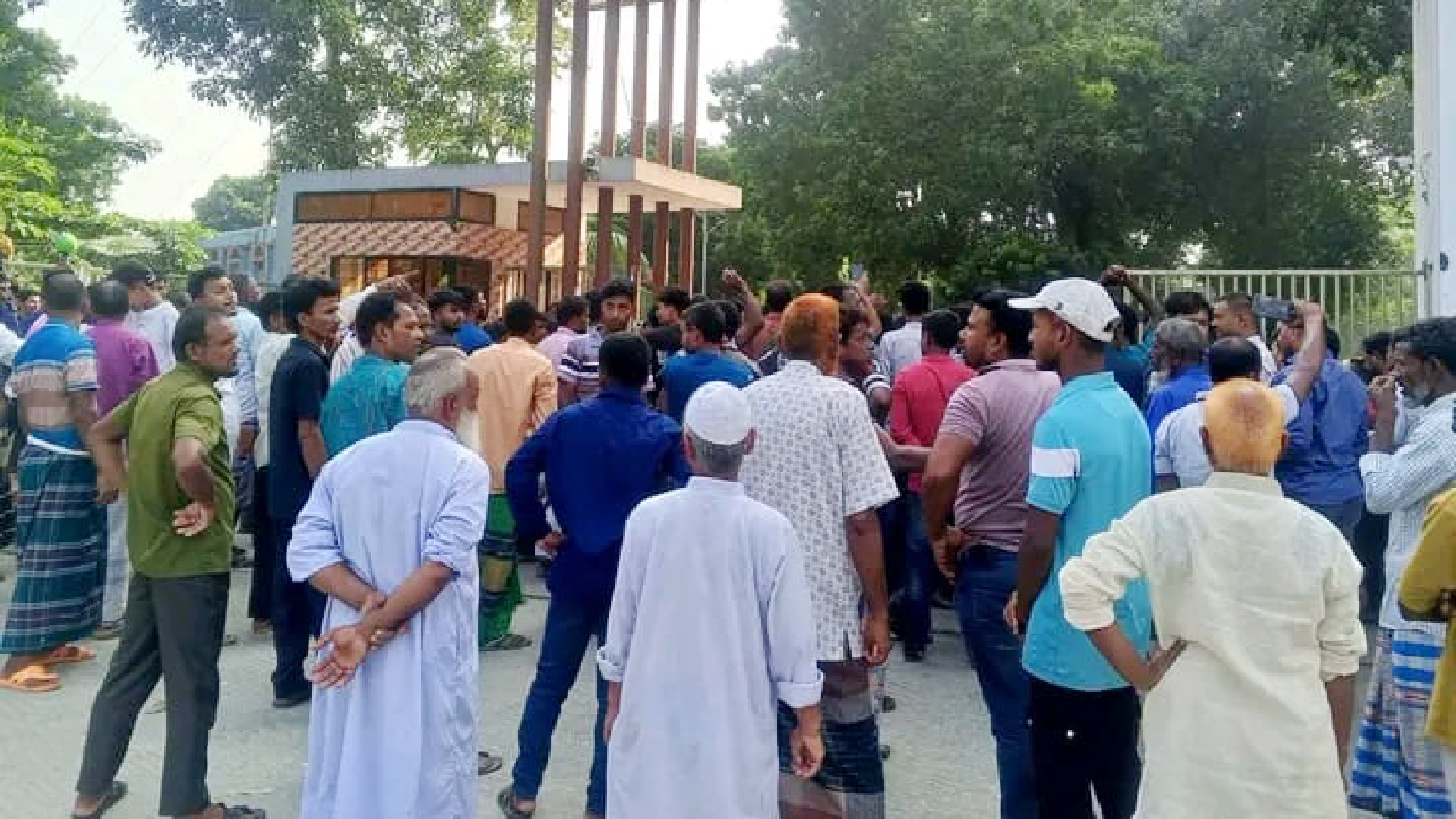 মাদক মামলার আসামিকে ছাড়াতে এসপি অফিস ঘেরাও, আটক ২০