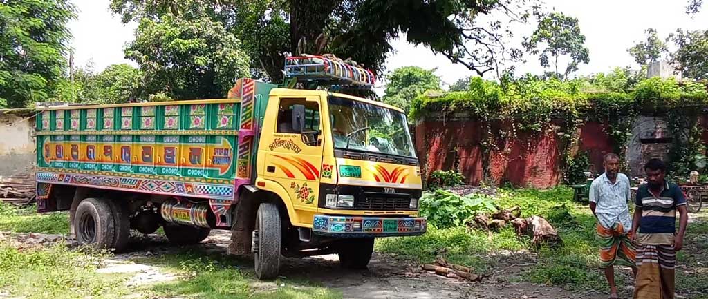সরকারি বরাদ্দের ট্রাকে পরিত্যক্ত কারাগারের ইট-লোহা-কাঠ চুরি