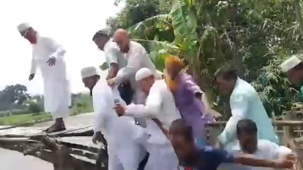পরিদর্শনে গিয়ে জরাজীর্ণ কাঠের সেতু ভেঙে নদীতে পড়লেন জামায়াত নেতারা