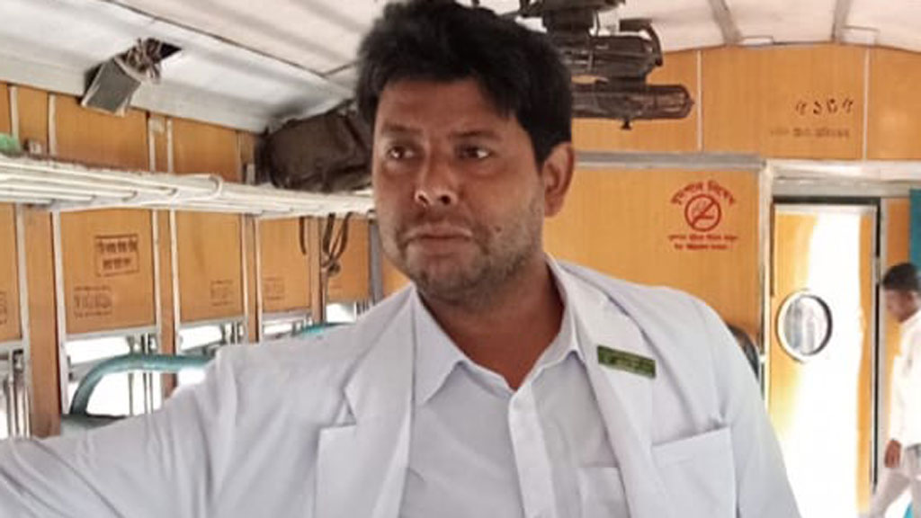 ট্রেনে ভাড়া নিয়ে বিতণ্ডায় যাত্রীকে লাথি-মারধর, টিটিইর বিরুদ্ধে থানায় অভিযোগ