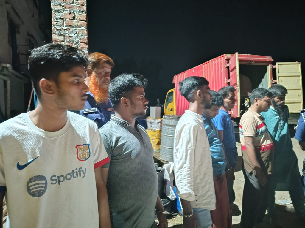 নীলফামারীতে অবৈধভাবে মজুত সাড়ে ৪ হাজার লিটার তেল উদ্ধার, আটক ৭