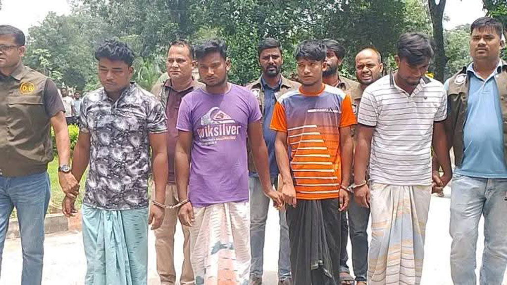 অনলাইনে ভিসা প্রতারণা চক্রের ৪ সদস্য গ্রেপ্তার