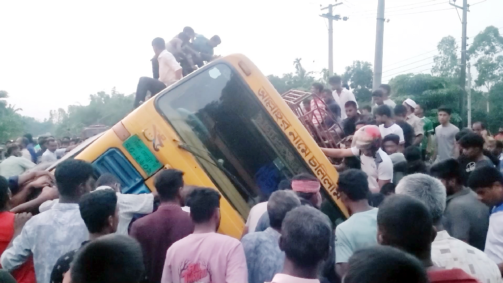 নীলফামারীতে ট্রাক ও মিথিলা গাড়ির মুখোমুখি সংঘর্ষে নিহত ২