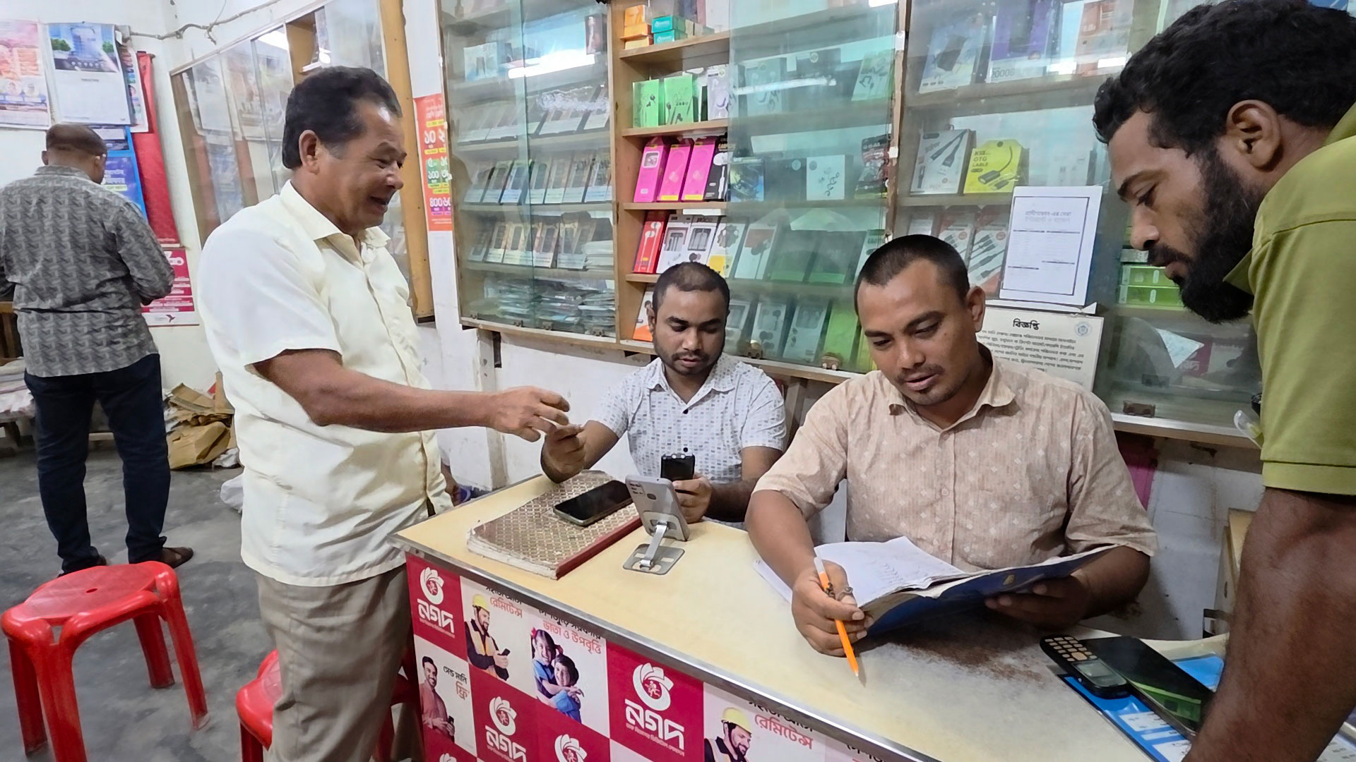 চোখের আলো নেই শামীমের, তবু ৫ হাজার মোবাইল নম্বর মুখস্থ