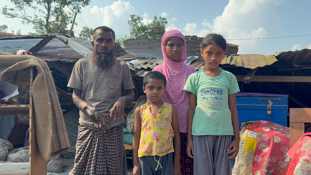 ঝড়ে ঘর উড়ে যাওয়ার পর থেকে সাত দিন ধরে খোলা আকাশের নিচে