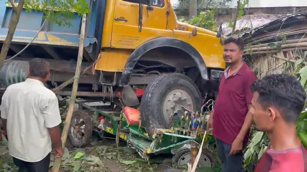 নীলফামারীতে ট্রাক-ভ্যান সংঘর্ষে একই পরিবারের ৩ জনসহ নিহত ৪