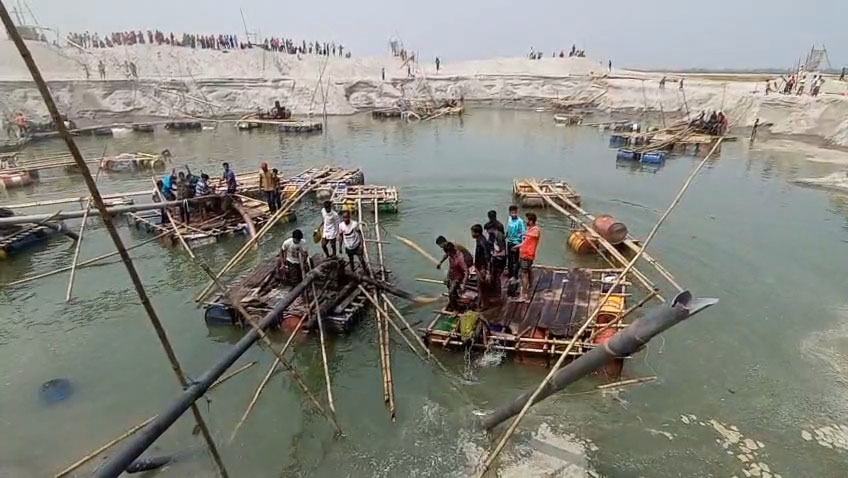 তিস্তায় অবৈধ পাথর উত্তোলনে বাধা দিতে গিয়ে চেয়ারম্যানসহ আহত ২০, পুলিশের গাড়ি ভাঙচুর