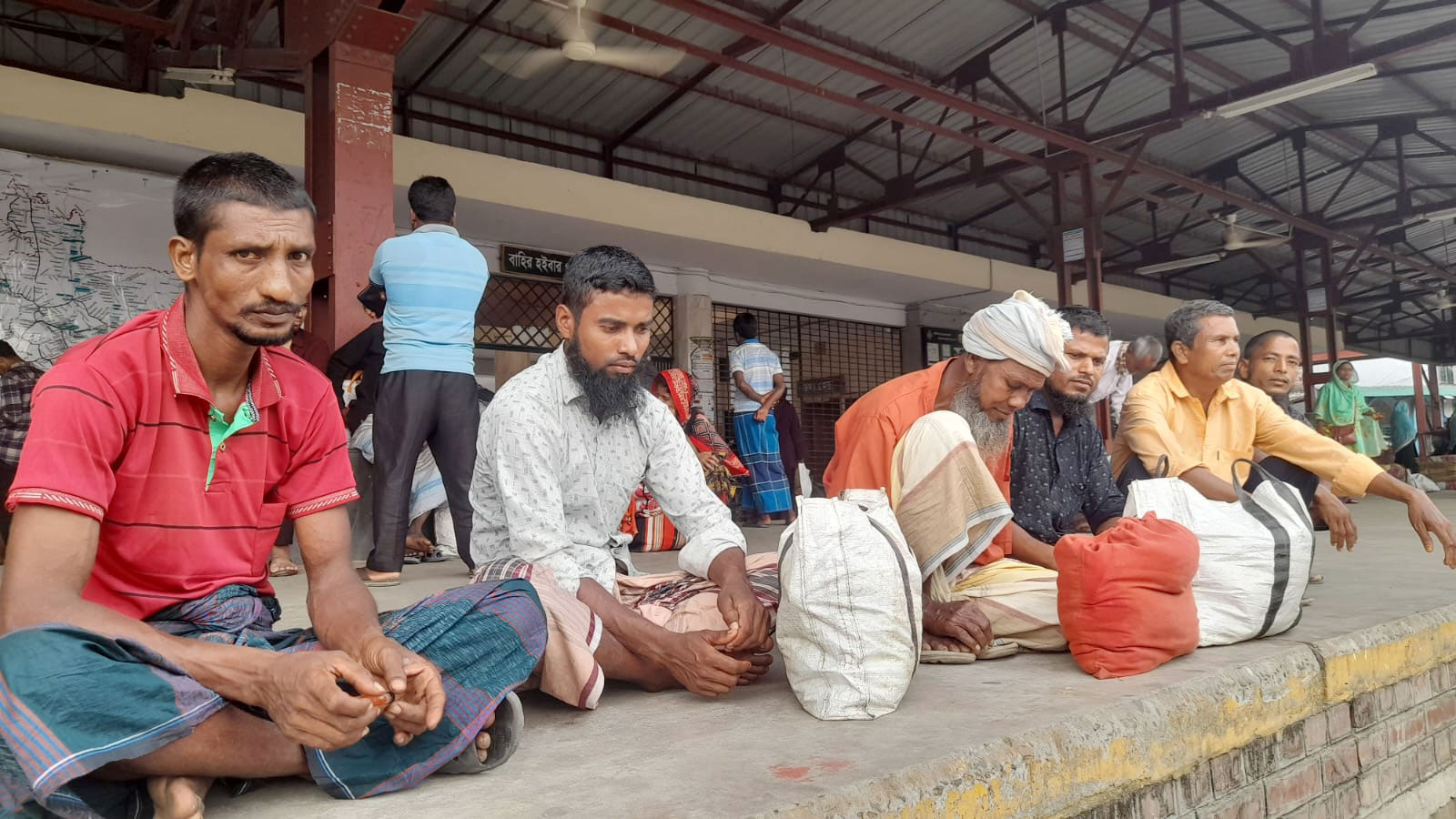 কাজের সন্ধানে কৃষিশ্রমিকেরা দক্ষিণাঞ্চলের বিভিন্ন জেলায় যাওয়ার জন্য প্ল্যাটফর্মে অপেক্ষা করছেন। সম্প্রতি নীলফামারীর সৈয়দপুর রেলওয়ে স্টেশনে। ছবি: আজকের পত্রিকা