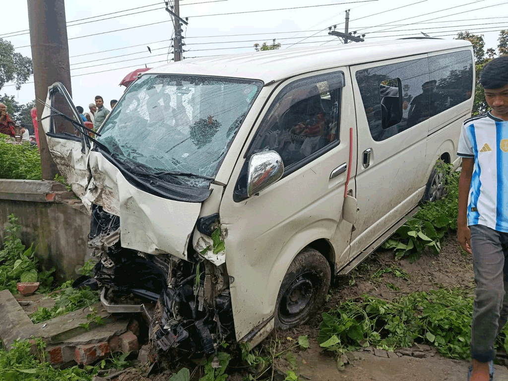 নীলফামারীতে বিয়ের পর কনে নিয়ে ফেরার পথে মাইক্রোবাস খাদে, শিশুসহ নিহত ২