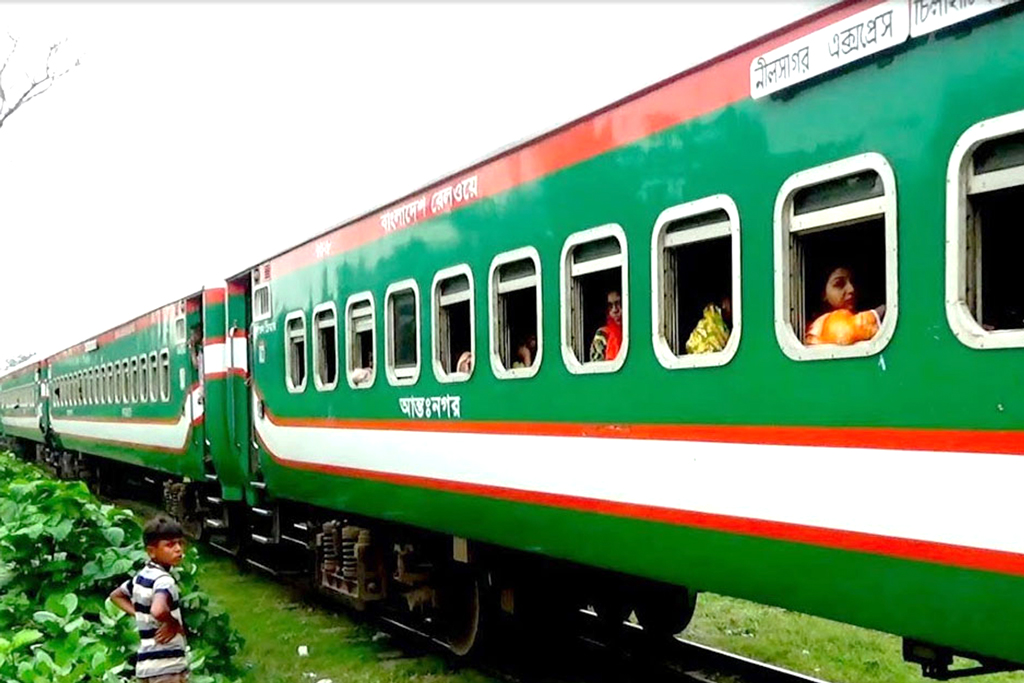জয়পুরহাটে চলন্ত ট্রেন থেকে পড়ে ক্যানটিন বয়ের মৃত্যু