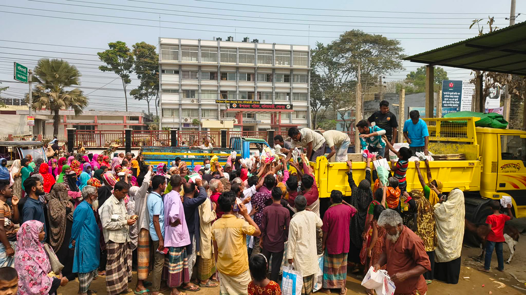 শেরপুরে টিসিবির ট্রাকসেলে পণ্যের ঘাটতি, ডিলারকে শোকজ