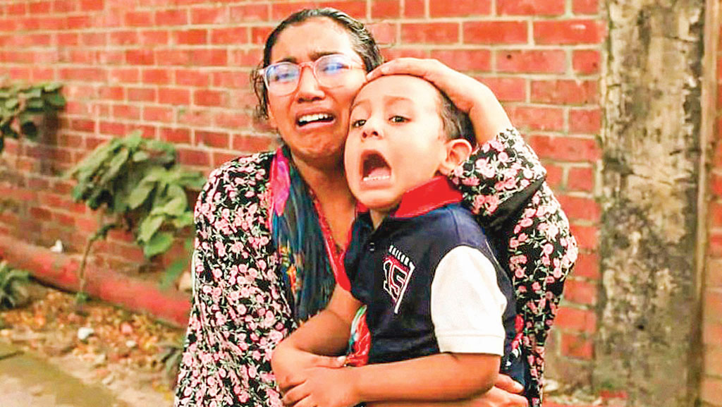 সন্তান কোলে আর্তনাদ করছেন নিহত আবুল কালাম আজাদের স্ত্রী। ছবি: আজকের পত্রিকা