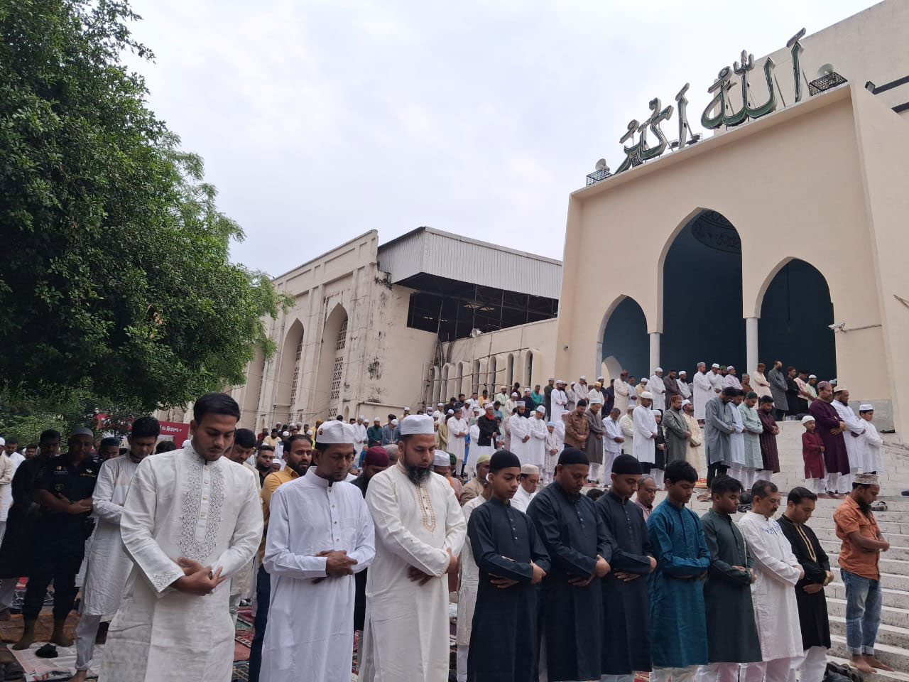 চোখের জলে আল্লাহর কাছে ক্ষমা প্রার্থনা, বিশ্ব মানবতার কল্যাণে দুআ