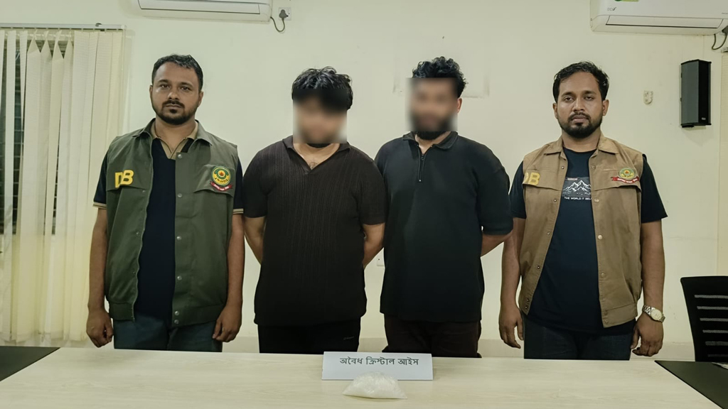 চট্টগ্রামে বিপণিবিতান থেকে মাদক ‘আইস’ জব্দ, আটক ২