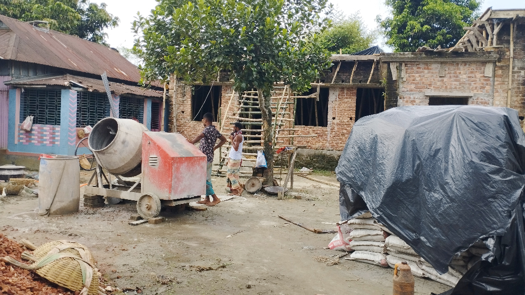 নান্দাইলে ১৪৪ ধারা জারির পরও জায়গা দখল করে ভবন নির্মাণের অভিযোগ