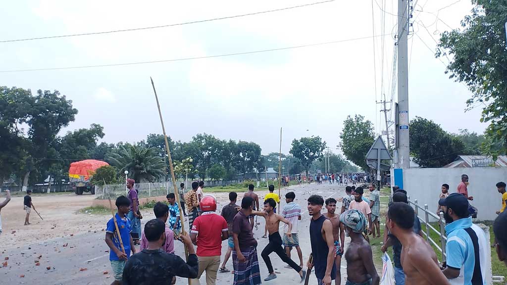 অটোরিকশা দাঁড় করানো নিয়ে দুই গ্রামের সংঘর্ষ, আহত ২০