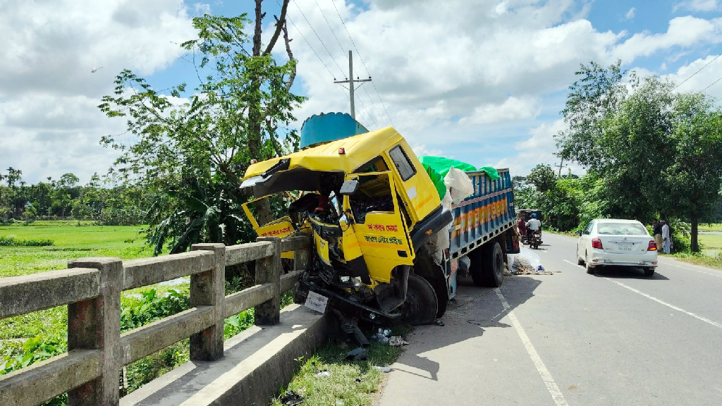 নান্দাইলে চালবোঝাই ট্রাক নিয়ন্ত্রণ হারিয়ে সেতুর রেলিংয়ে ধাক্কা, চালক নিহত