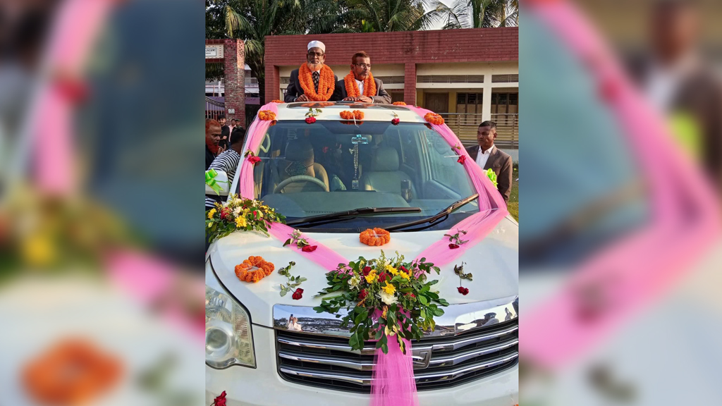 ফুলসজ্জিত ছাদখোলা গাড়িতে দুই শিক্ষকের রাজকীয় বিদায়