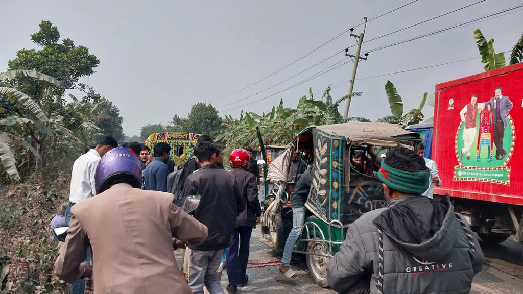 নান্দাইলে বাস-ইজিবাইকের মুখোমুখি সংঘর্ষে চালক নিহত