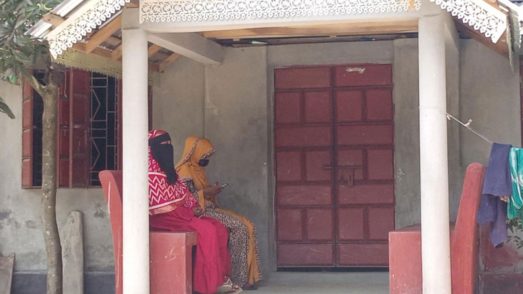 জামিন পেয়েছেন বরগুনায় প্রবাসীর বাড়িতে বিয়ের দাবিতে অনশনে বসা সেই তরুণী