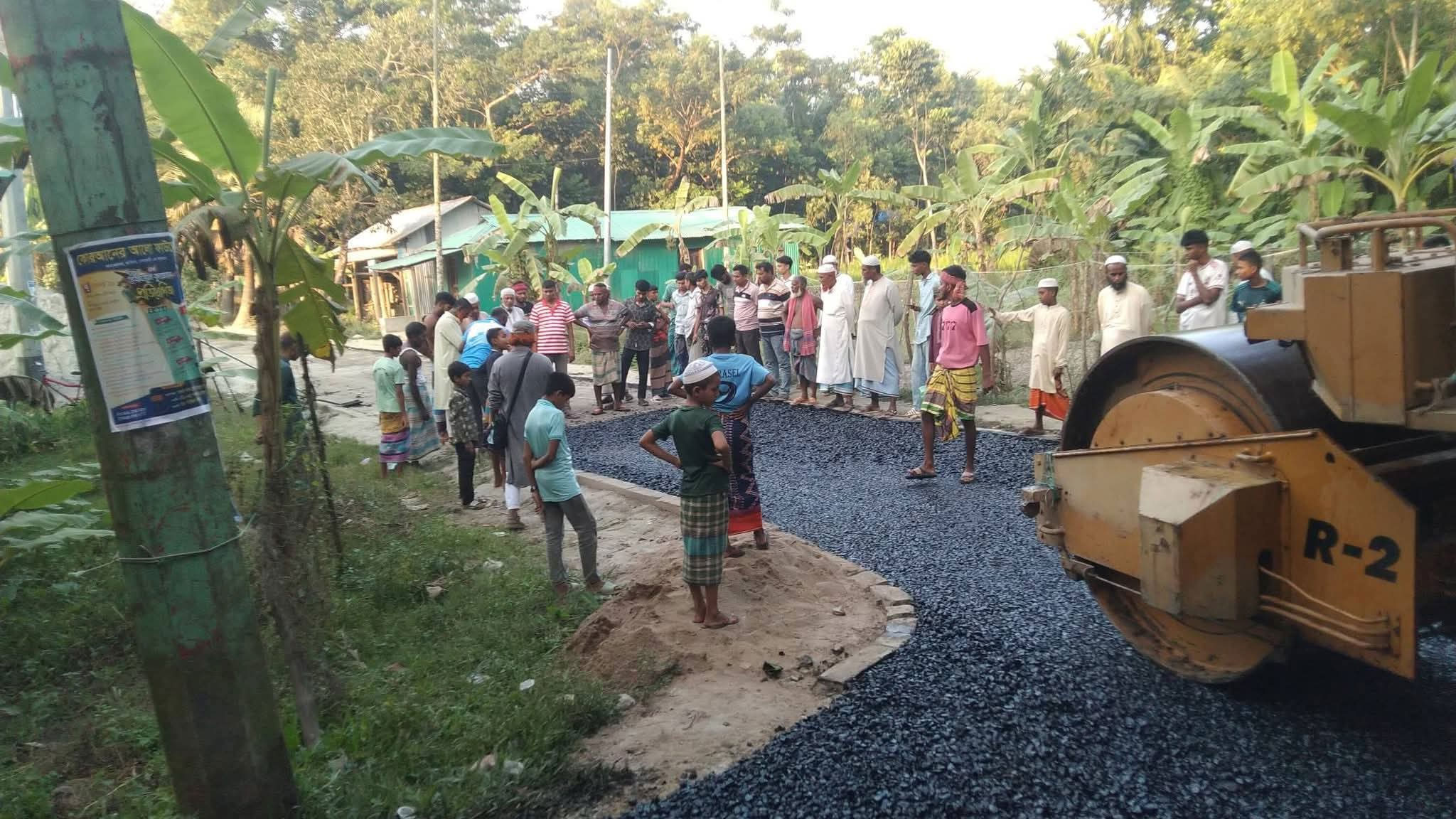 হুমকির প্রতিবাদে আজ শুক্রবার সকালে স্থানীয় লোকজন মিছিল নিয়ে সড়ক অবরোধ করেন এবং কাজ বন্ধ করে দেন। ছবি: সংগৃহীত