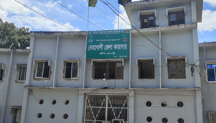 নোয়াখালী কারাগারে পরীক্ষা দিচ্ছে এক শিক্ষার্থী