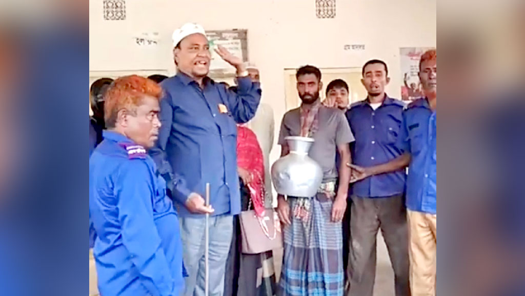 মাংস খেতে চাওয়ায় মাকে ‘মারধর’, ছেলের গলায় পানির কলস ঝুলিয়ে ঘোরানো হলো বাজারে