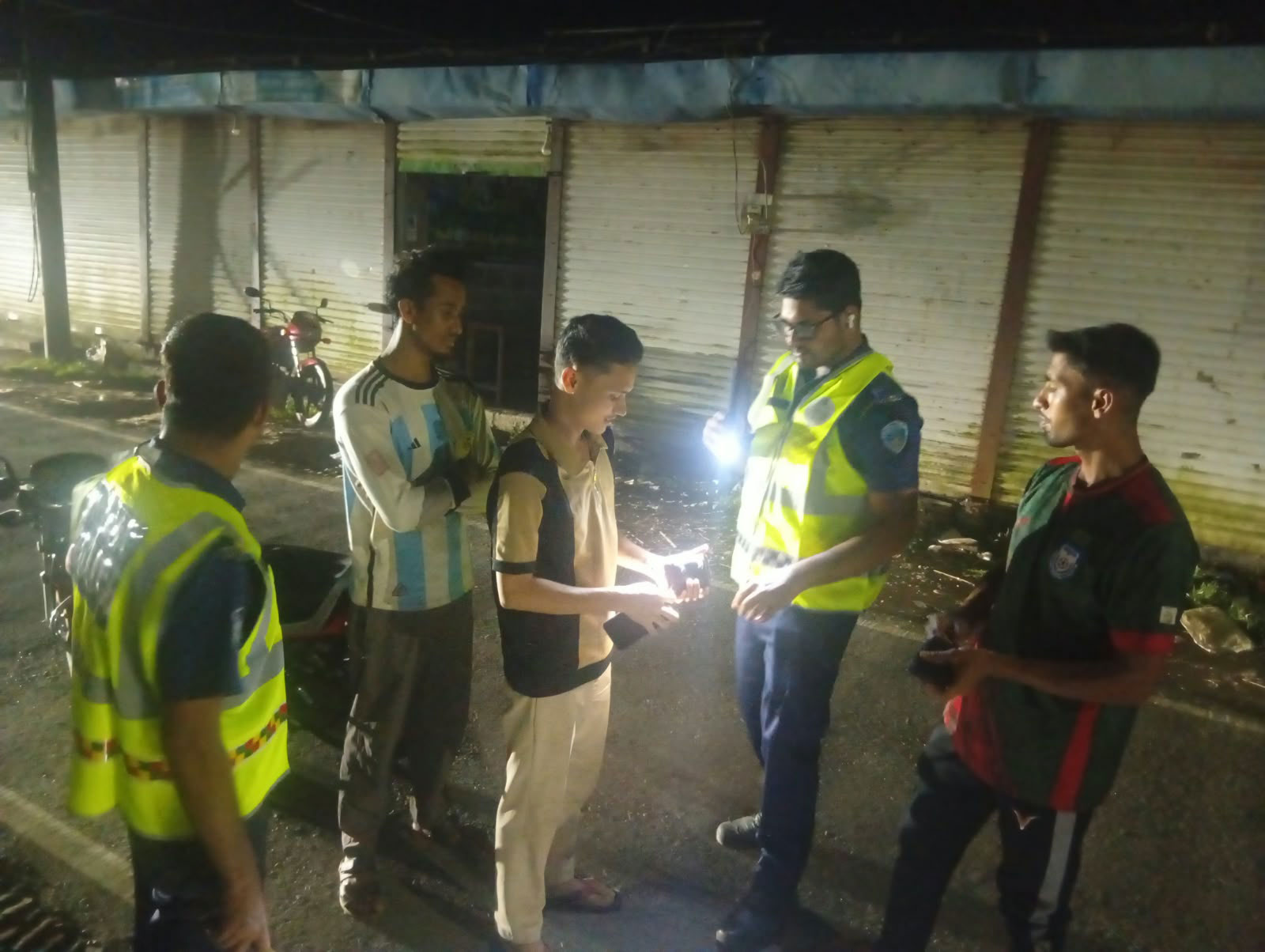 নোয়াখালীতে কিশোর গ্যাংবিরোধী অভিযানে আটক ৬৭