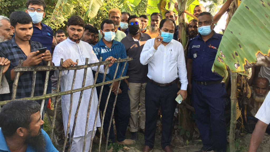 উপজেলার বিনোদনগর ইউনিয়নের নারায়ণপুর গ্রামে সাবেক ছাত্রলীগ নেতা কিবরিয়ার লাশ উত্তোলন করা হয়। ছবি: আজকের পত্রিকা