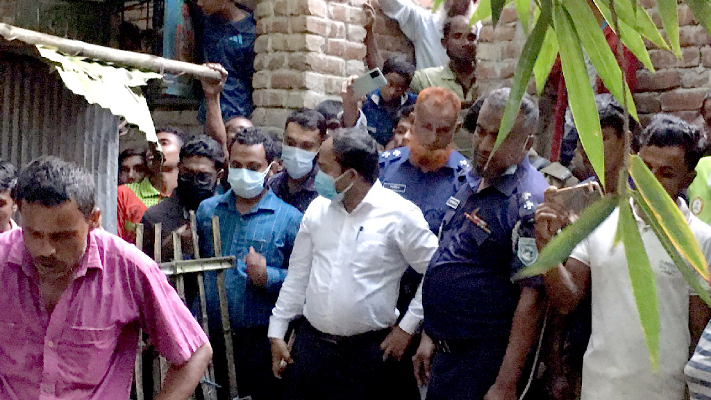 উপজেলার বিনোদনগর ইউনিয়নের কাচদহ এলাকার সাব্বিরের লাশ উত্তোলন করা হয়। ছবি: আজকের পত্রিকা