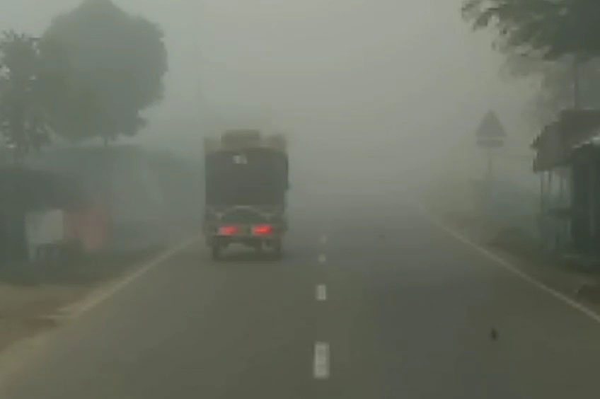 ঘন কুয়াশায় শীতের আগমনী বার্তা