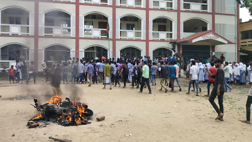 অনিয়ম ও দুর্নীতির অভিযোগ, শিক্ষার্থীদের বিক্ষোভের মুখে প্রধান শিক্ষকের পদত্যাগ