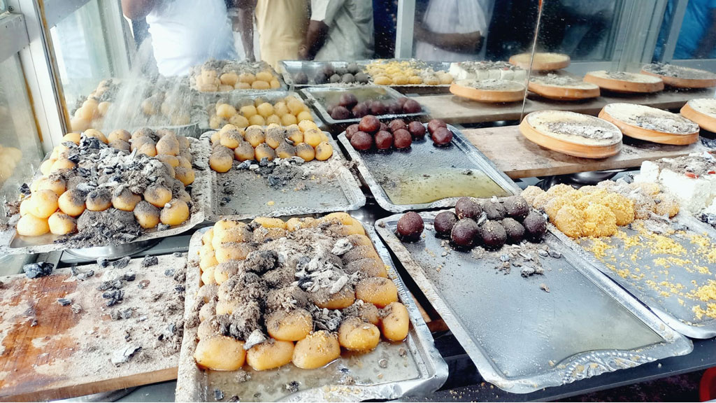 মিষ্টির দোকানে ছাই হামলা