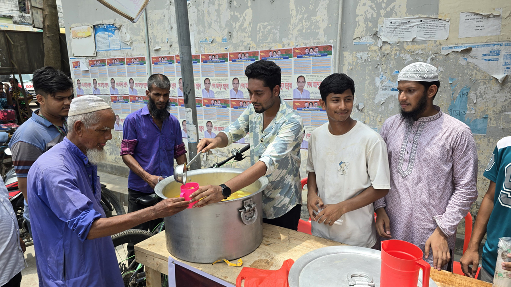 তৃষ্ণার্তদের পাশে ‘রক্তযোদ্ধারা’