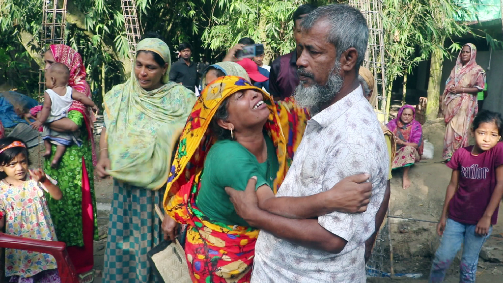 ১৩ প্রাণের শোকে স্তব্ধ নওগাঁ, কান্না থামছে না স্বজনদের