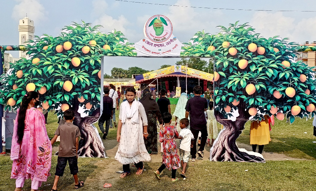 ঝুড়ি ভরা আম, সুগন্ধে ভরা মাঠ